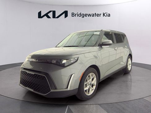 Used 2025 Kia Soul LX w/ LX Technology Package FWD image 4