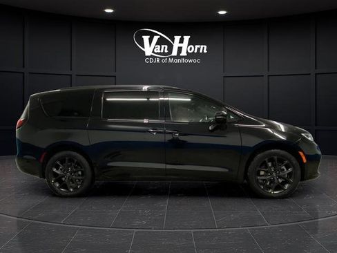 New 2026 Chrysler Pacifica Limited w/ S Appearance Package AWD/4WD image 2
