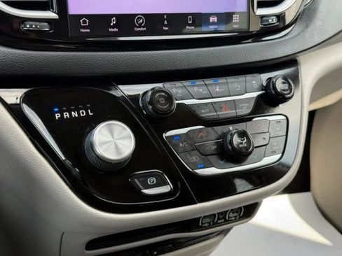 Used 2022 Chrysler Pacifica Touring-L w/ Uconnect Theater Family Group FWD image 47
