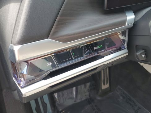 Certified 2023 BMW 760i xDrive w/ Executive Package image 10