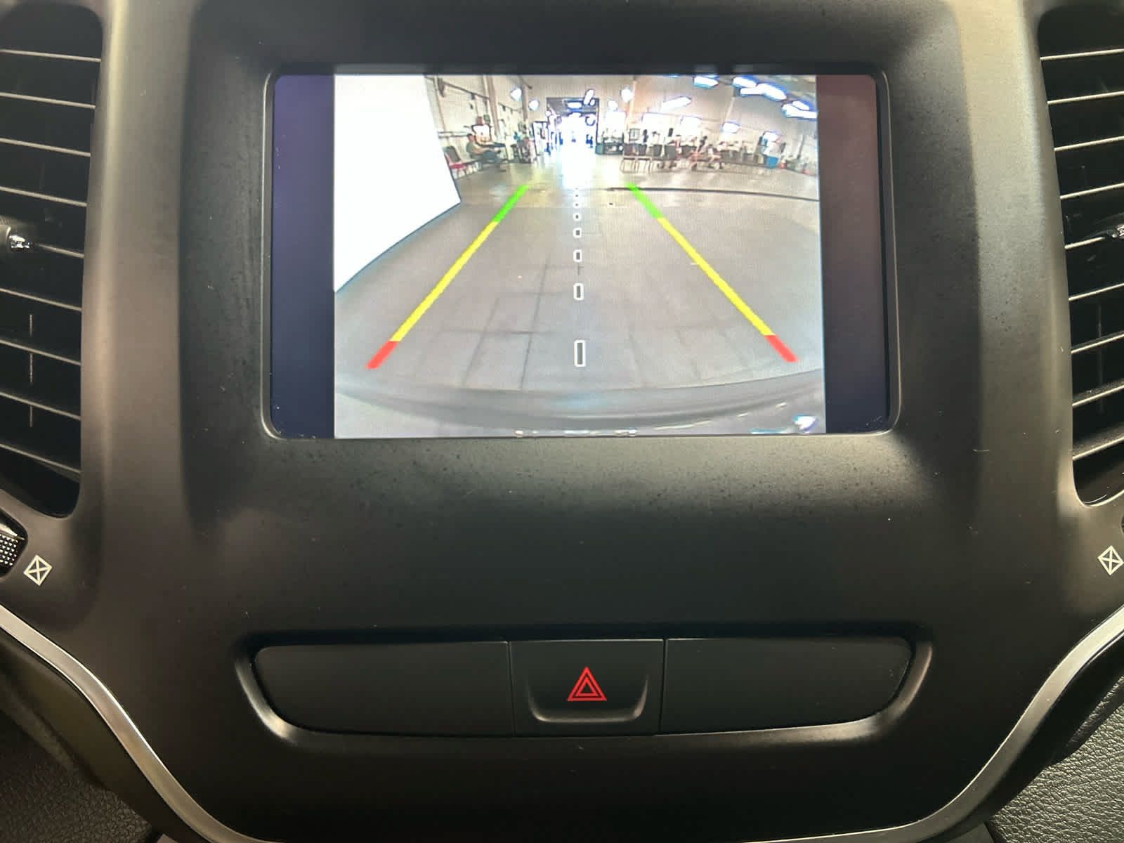 Used 2019 Jeep Cherokee Latitude w/ Popular Appearance Group FWD image 6