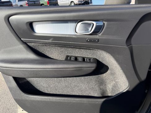 Used 2022 Volvo XC40 T5 Momentum image 34