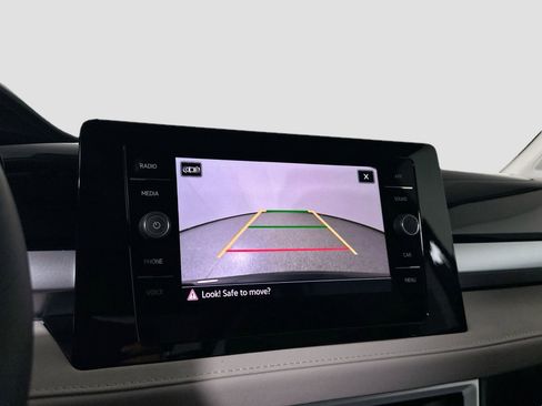 Certified 2025 Volkswagen Taos SE image 12