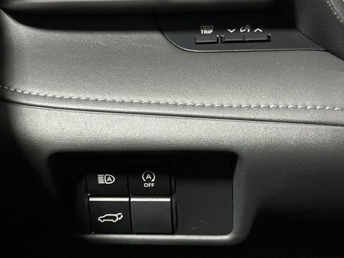 Used 2024 Toyota Highlander LE FWD image 18