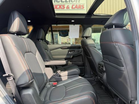 Used 2025 Honda Pilot TrailSport image 23