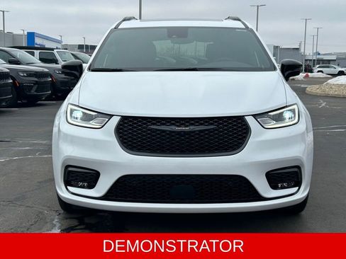New 2026 Chrysler Pacifica Limited w/ S Appearance Package image 2