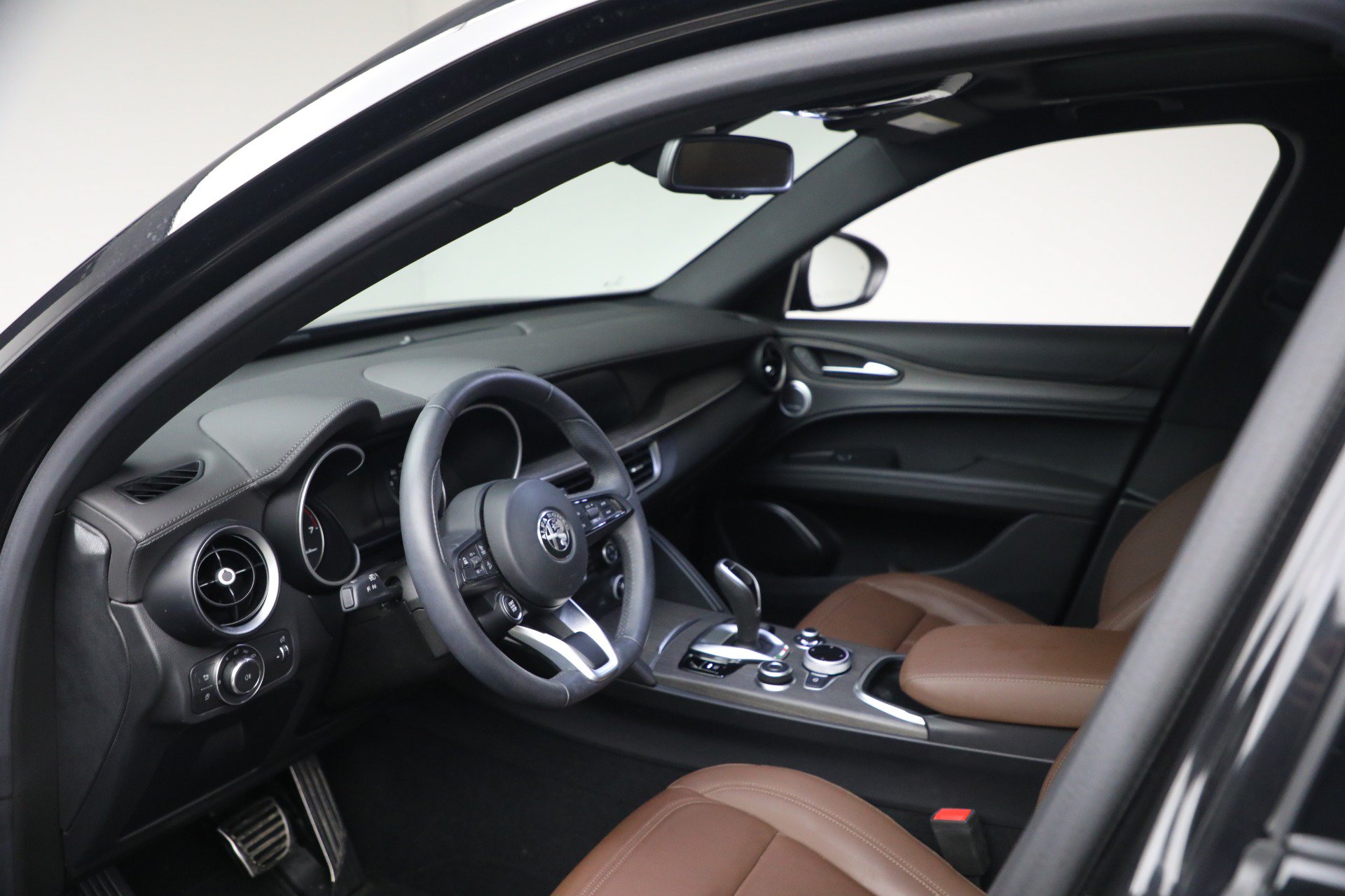 Used 2023 Alfa Romeo Stelvio Ti AWD/4WD image 16