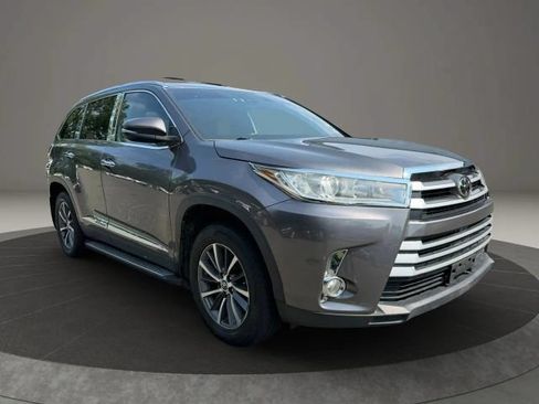 Used 2019 Toyota Highlander XLE AWD/4WD image 3
