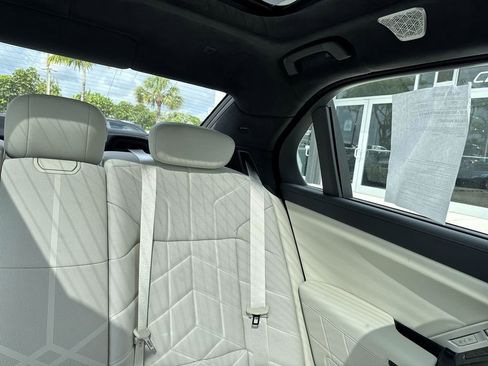 Used 2023 BMW 760i xDrive image 19