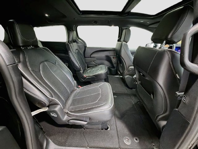Used 2025 Chrysler Pacifica Limited FWD image 23