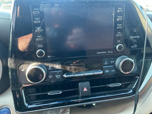 Used 2021 Toyota Highlander XLE image 9