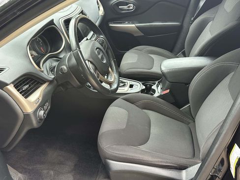Used 2017 Jeep Cherokee Latitude w/ Cold Weather Group AWD/4WD image 17