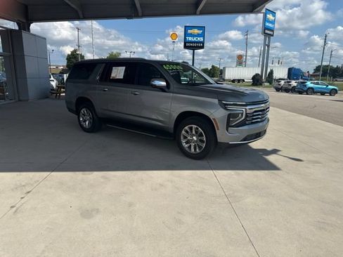 Used 2025 Chevrolet Suburban Premier AWD/4WD image 3