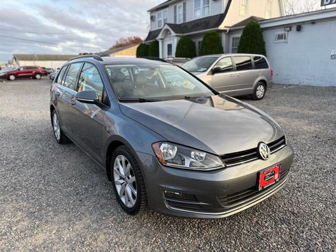 Used 2017 Volkswagen Golf SE image 1