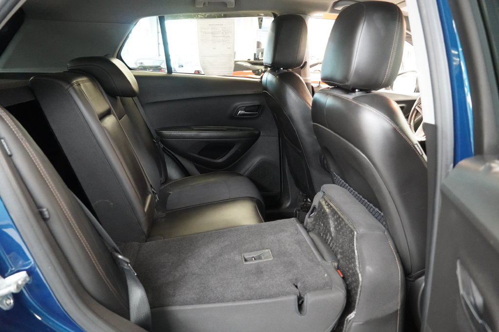 Used 2020 Chevrolet Trax LT w/ LT Convenience Package FWD image 30
