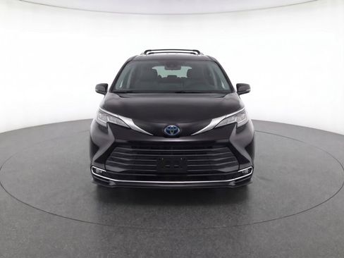 Used 2025 Toyota Sienna Platinum AWD/4WD image 38