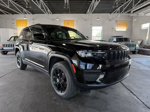 New 2025 Jeep Grand Cherokee Altitude AWD/4WD image 8
