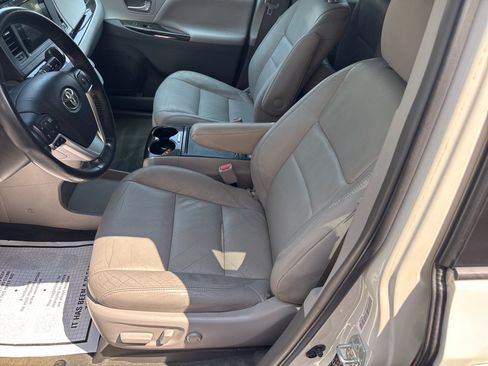 Used 2016 Toyota Sienna XLE FWD image 18