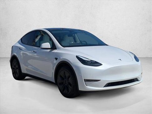 Used 2024 Tesla Model Y Long Range AWD/4WD image 3