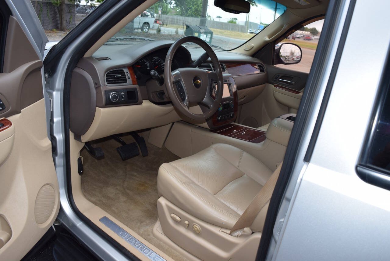 Used 2014 Chevrolet Suburban LTZ RWD image 2