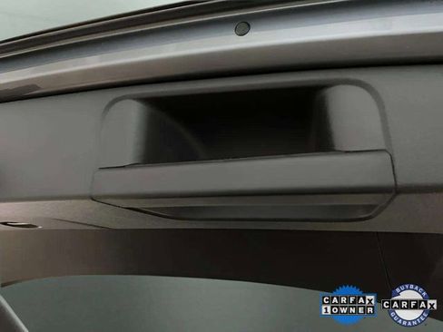 Used 2023 Volkswagen Tiguan SE w/ Panoramic Sunroof Package image 8