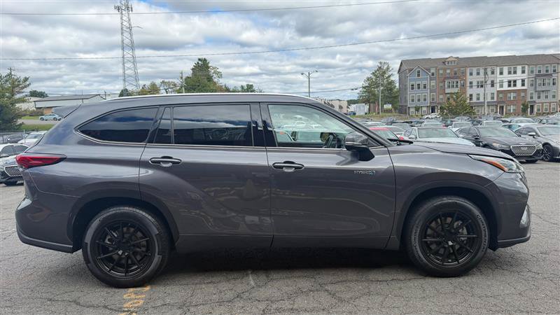 Used 2021 Toyota Highlander XLE FWD image 4