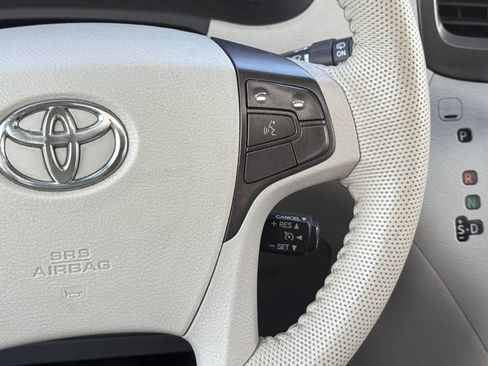 Used 2013 Toyota Sienna XLE w/ Entertainment Pkg FWD image 31