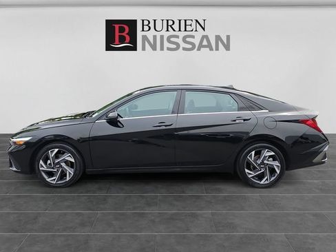 Used 2025 Hyundai Elantra Limited FWD image 2