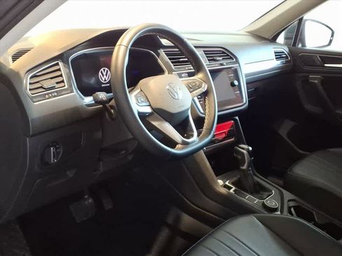Used 2024 Volkswagen Tiguan SE w/ Panoramic Sunroof Package image 9