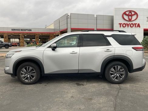 Used 2025 Nissan Pathfinder SV image 8