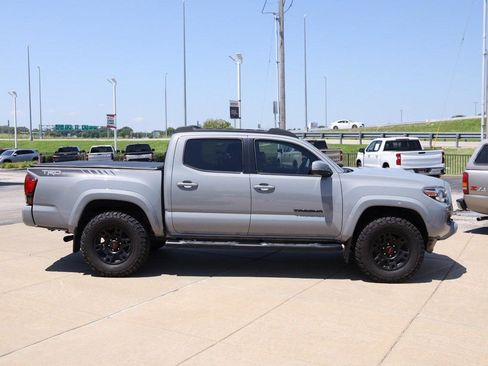 Used 2019 Toyota Tacoma TRD Sport w/ Technology Package AWD/4WD image 5