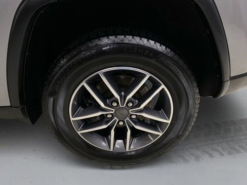 Used 2019 Jeep Grand Cherokee Laredo w/ 18" Wheel & 8.4" Radio Group AWD/4WD image 17