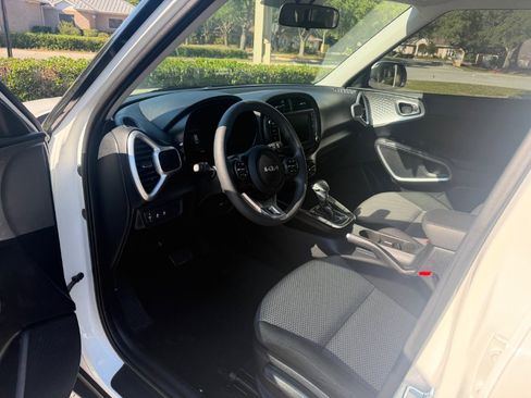 Used 2025 Kia Soul LX FWD image 11