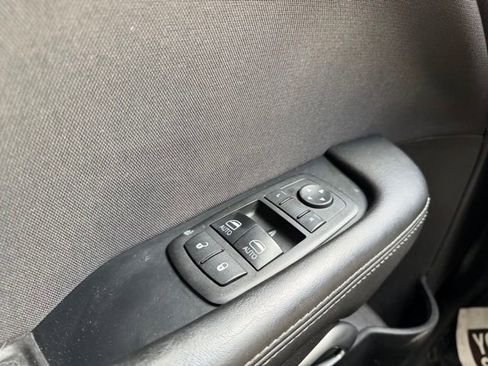 Used 2015 Dodge Challenger SXT image 17