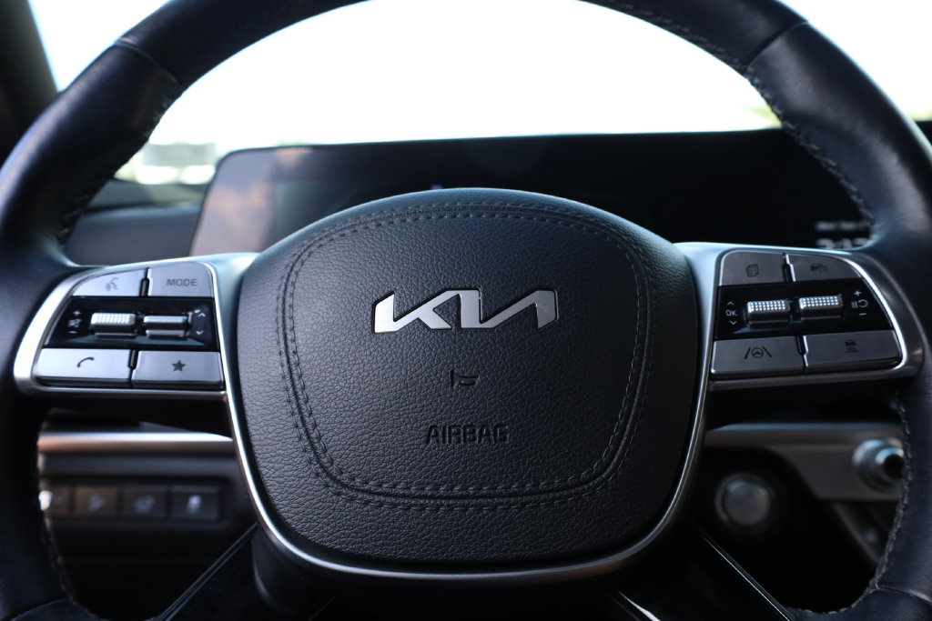 Used 2023 Kia Telluride EX w/ EX Captain's Chair Package AWD/4WD image 12