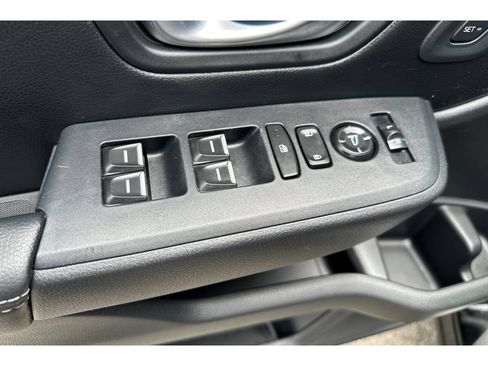 Used 2025 Honda Pilot EX-L image 12