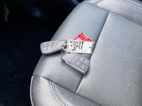 Used 2026 Chevrolet Traverse LT image 11