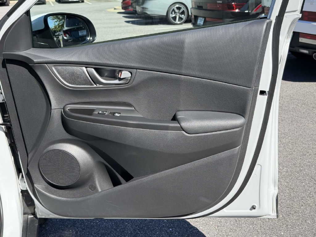Used 2021 Hyundai Kona Limited w/ Cargo Package FWD image 8