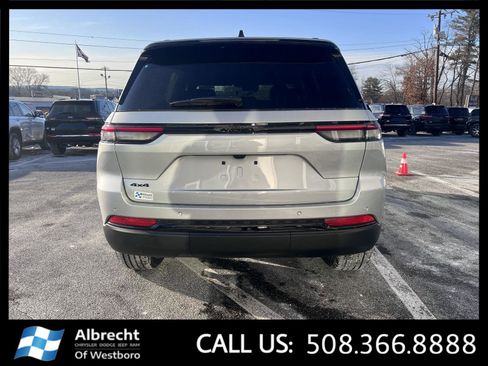 New 2025 Jeep Grand Cherokee Altitude image 4