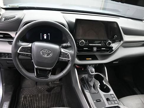 Used 2024 Toyota Highlander Limited AWD/4WD image 23