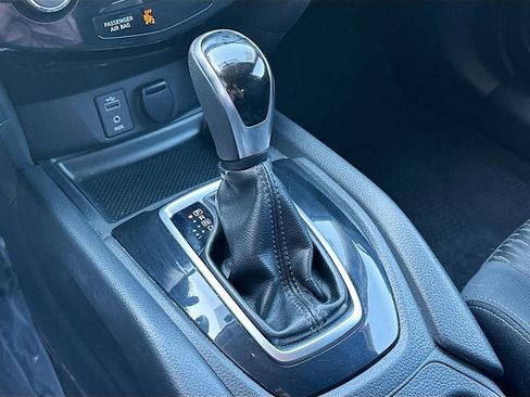 Used 2017 Nissan Rogue SV image 16