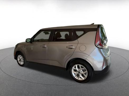 Used 2025 Kia Soul LX w/ LX Technology Package FWD image 9