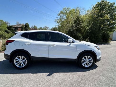 Used 2017 Nissan Rogue Sport S w/ S Appearance Package image 2