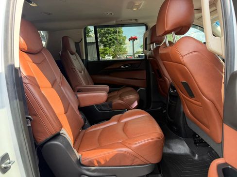 Used 2016 Cadillac Escalade ESV Luxury AWD/4WD image 16