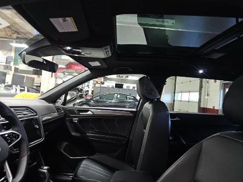 Used 2022 Volkswagen Tiguan SE R-Line image 9