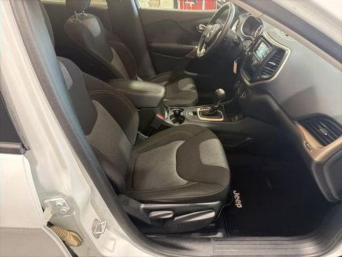 Used 2017 Jeep Cherokee Sport FWD image 15