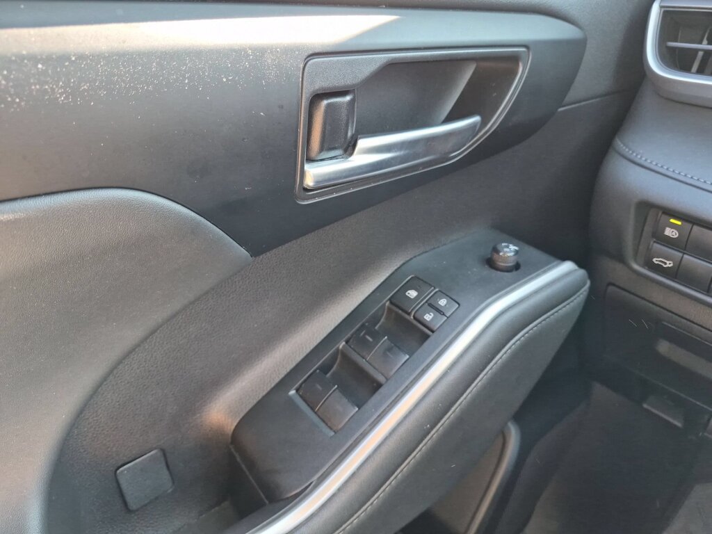 Certified 2022 Toyota Highlander XLE AWD/4WD image 27