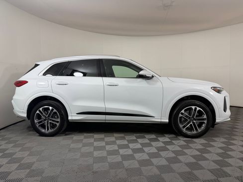 Used 2025 Audi Q5 Premium w/ Convenience Package image 8