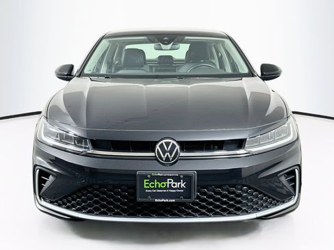Used 2025 Volkswagen Jetta SE FWD image 2