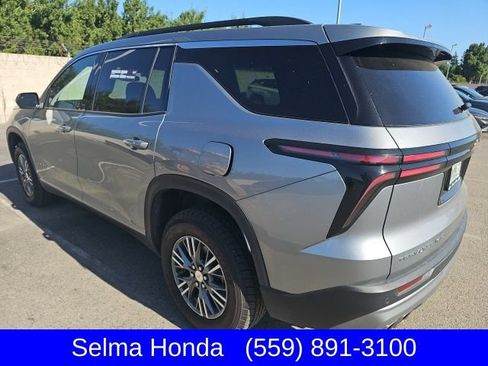 Used 2024 Chevrolet Traverse LT AWD/4WD image 3